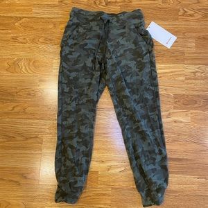 Lululemon jogger size 4 camo